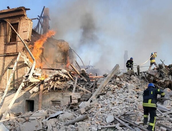 Ουκρανία: Ο Ζελένσκι ανακοίνωσε 60 νεκρούς στον βομβαρδισμό του σχολείου