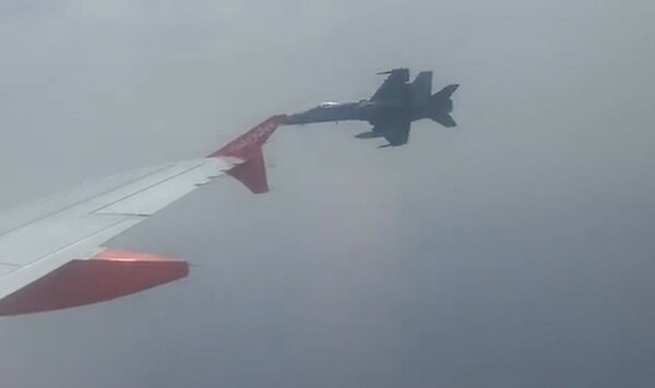 Μαχητικό F-18 «σηκώθηκε» για να συνοδεύσει πτήση της Easyjet - Mετά από φάρσα 18χρονου για βόμβα
