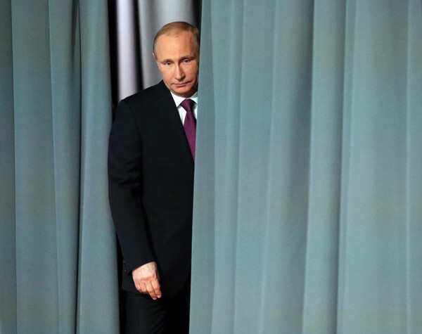 Ο Βλαντίμιρ Πούτιν πίσω από κουρτίνα