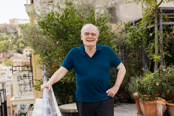 Μπρους Κλαρκ: «Οι μικρογειτονιές της Αθήνας και οι μικροκοινωνίες τους είναι από τα γοητευτικότερα στοιχεία αυτής της πόλης»