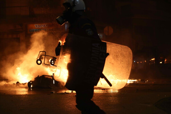 Δολοφονία Γρηγορόπουλου: «Βροχή» μολότοφ στη Θεσσαλονίκη- Φωτιές & χημικά και στα Εξάρχεια