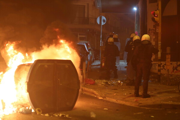 Δολοφονία Γρηγορόπουλου: «Βροχή» μολότοφ στη Θεσσαλονίκη- Φωτιές & χημικά και στα Εξάρχεια