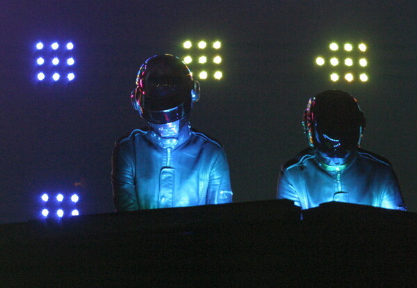 Daft Punk: Σπάνιο βίντεο από live εμφάνισή τους χωρίς τις μάσκες