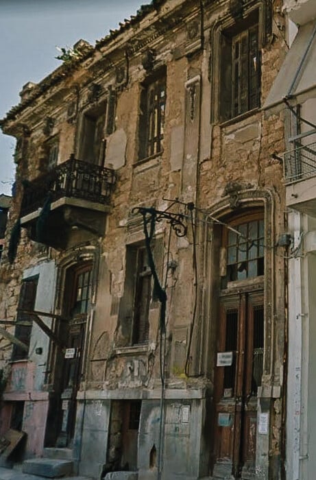 Γιατί καταρρέουν χιλιάδες ιστορικά κτίρια στην Αθήνα