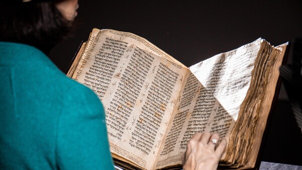 Η αρχαιότερη εβραϊκή Βίβλος έγινε το πιο ακριβό χειρόγραφο στον κόσμο