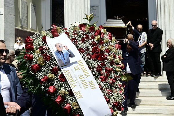 Γιάννης Φλωρινιώτης: Συγκίνηση στην κηδεία- Τον αποχαιρέτισαν με το «Πειράζει που είσαι μεγάλη φίρμα»