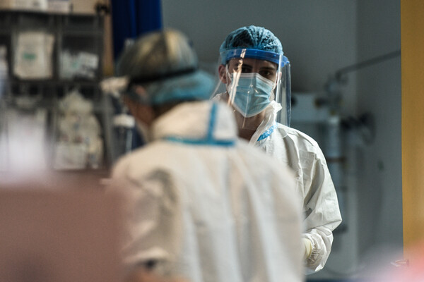 Κορωνοϊός: Τέλος οι μάσκες στα νοσοκομεία – Τι ισχύει για τα rapid τεστ