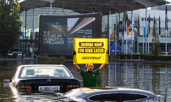 Ακτιβιστές για το κλίμα βύθισαν αυτοκίνητα σε λίμνη 