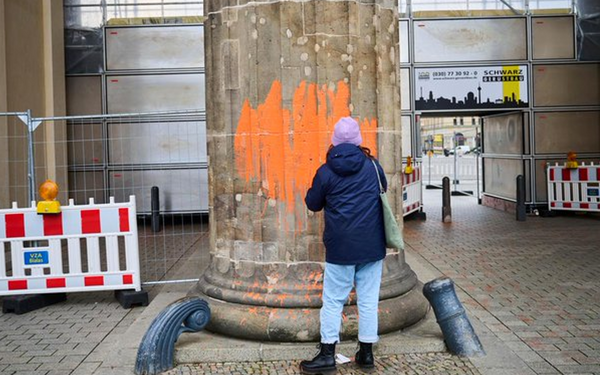 Ακτιβιστές για το κλίμα έβαψαν την Πύλη του Βρανδεμβούργου 