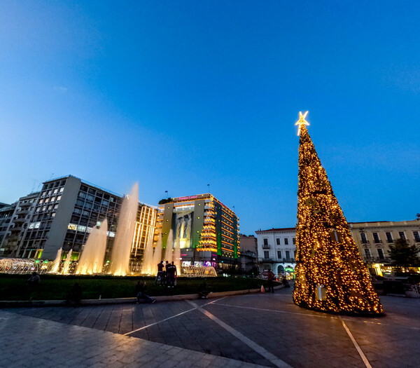 Χριστούγεννα 2023: Φωταγωγήθηκε το δένδρο στην πλατεία Συντάγματος