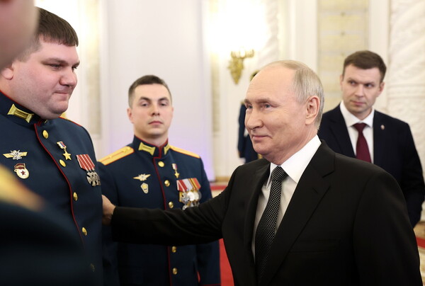 Ο Βλαντιμίρ Πούτιν με στρατιώτες