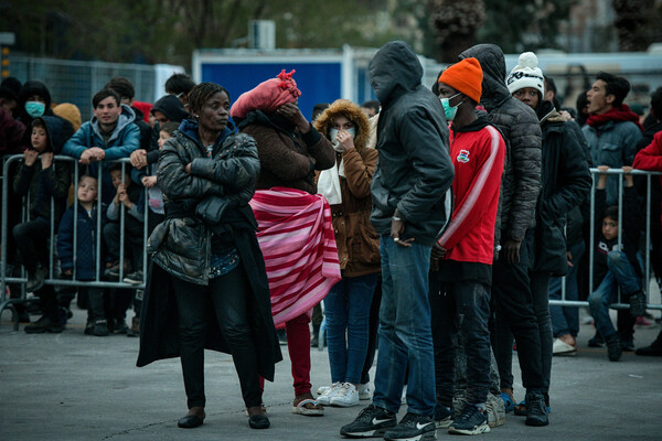 Άδεια παραμονής σε μετανάστες που συμπληρώνουν τρία χρόνια στην Ελλάδα – Οι προϋποθέσεις