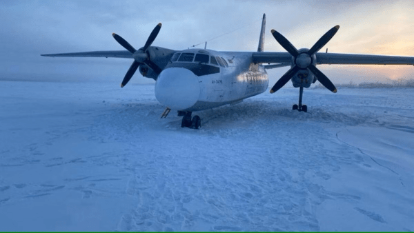 Αεροπλάνο προσγειώθηκε κατά λάθος σε παγωμένο ποτάμι στη Σιβηρία
