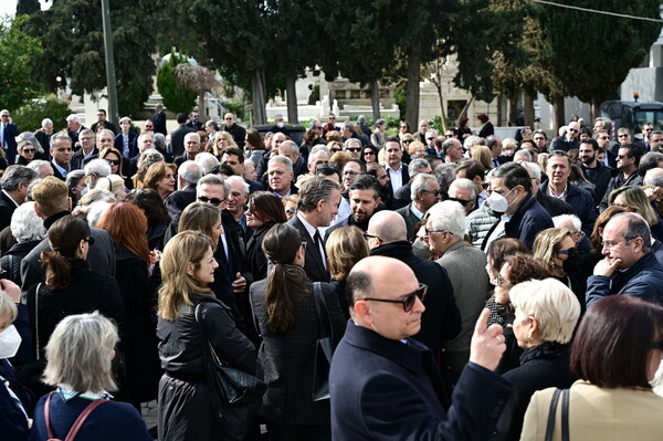 Πλήθος κόσμου και συγκίνηση στην κηδεία της Αιμιλίας Γερουλάνου