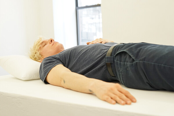 Ένας καλλιτέχνης κοιμάται για ένα μήνα στο κέντρο μιας γκαλερί της Νέας Υόρκης