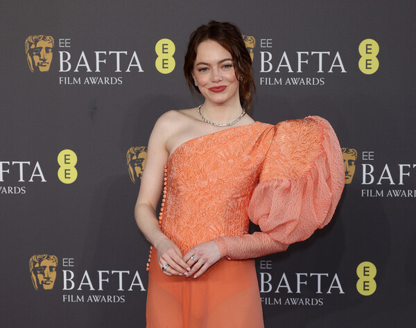 Η «σχεδόν Bella Baxter» ροδακινί εμφάνιση της Έμα Στόουν στα BAFTA