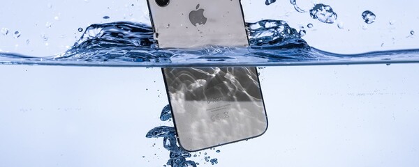 Apple: Τι πρέπει να κάνετε αν βραχεί το iPhone- Όχι, μην το βάλετε σε σακούλα με ρύζι