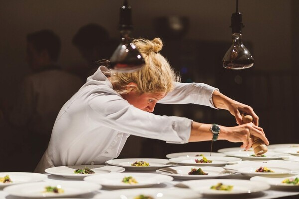 Ana Roš: «Τα εστιατόρια δίνουν το παράδειγμα ώστε να μαγειρεύουν όλοι πιο βιώσιμα»