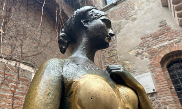 Το άγαλμα της Ιουλιέτας στη Βερόνα υπέστη ζημιές από τους τουρίστες