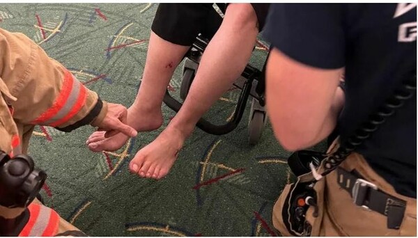 Μαρτυρία επιβάτη της Alaska Airlines: Καθόμουν δίπλα στο τμήμα που αποκολλήθηκε - Μου έφυγε το κινητό, τα παπούτσια και οι κάλτσες
