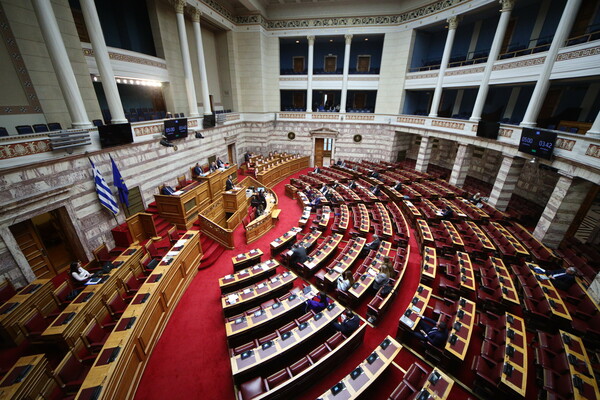Τέμπη: Ακραία πόλωση στη συζήτηση στη Βουλή απόντος Μητσοτάκη