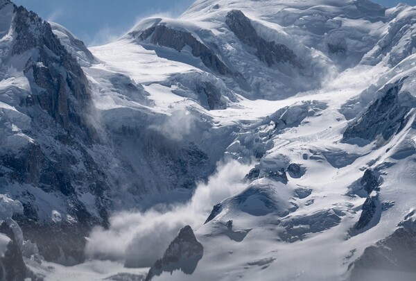 Ελβετία: Άνθρωποι παρασύρθηκαν από χιονοστιβάδα σε δημοφιλή προορισμό σκι των Άλπεων