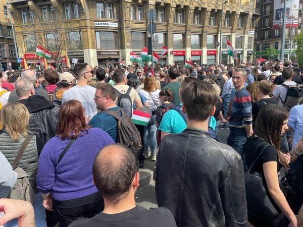 Ο νέος αντίπαλος του Βίκτορ Όρμπαν ηγείται μαζικής αντικυβερνητικής διαδήλωσης στη Βουδαπέστη