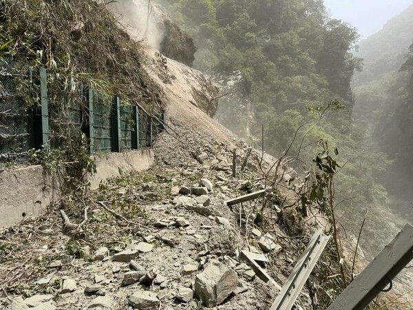 «Μπήκαμε πιο μέσα στο τούνελ για να προστατευτούμε»: Ο Έλληνας που έσωσε 10 ανθρώπους στον σεισμό των 7,4R της Ταϊβάν μιλά στη LiFO
