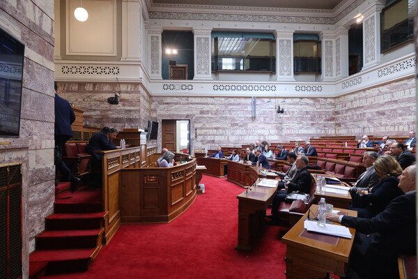 Βουλή: Ψηφίστηκαν φορολογικός κώδικας και τροπολογία για το «καλάθι του νονού»
