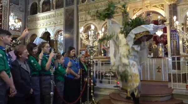 Πρώτη Ανάσταση: Viral τα βίντεο με τον «ιπτάμενος» ιερέα από τη Χίο