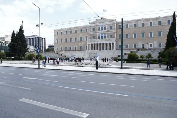 H post apocalyptic Αθήνα του Πάσχα - Άδειοι οι δρόμοι και οι πλατείες της πόλης 