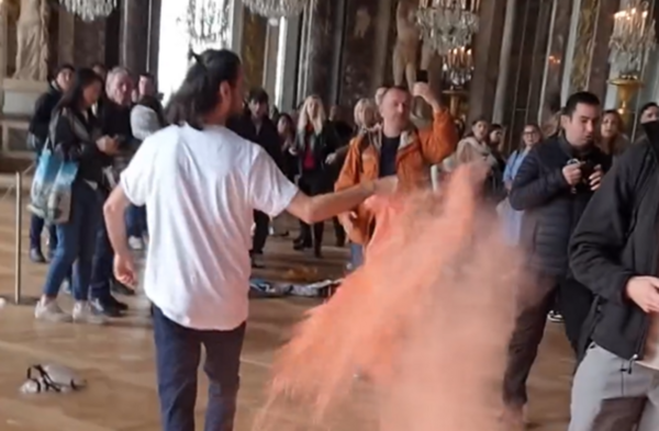  Γιατί έριξαν οι ακτιβιστές πορτοκαλί σκόνη στις Βερσαλλίες