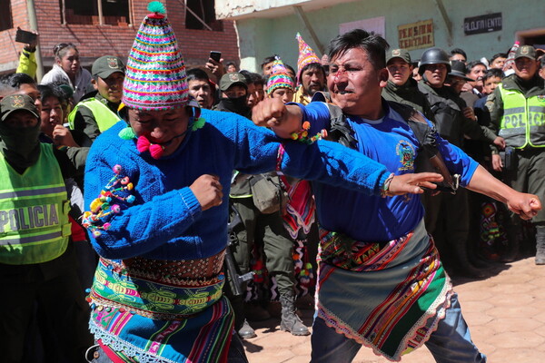 Βολιβία: Οι γείτονες λύνουν τις διαφορές τους με γροθιές σε πατροπαράδοτο φεστιβάλ