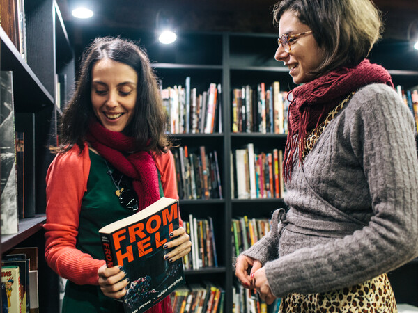 Η Λήδα και η Σόφη σας καλούν στην πρώτη βιβλιοθήκη κόμικς στην Αθήνα