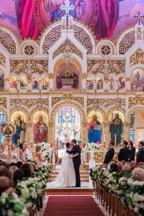 Μια Ελληνίδα παντρεύεται στην ελληνορθόδοξη εκκλησία του Λος Άντζελες, με στυλ βαθέος Χόλυγουντ