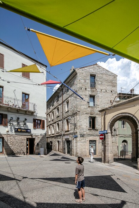Η πολύχρωμη εγκατάσταση του Ρέντσο Πιάνο σε μια μικρή, γραφική πόλη της Σαρδηνίας