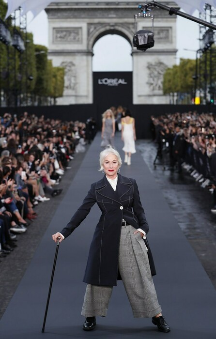 Υπέροχες και λαμπερές οι Τζέιν Φόντα και Έλεν Μίρεν περπάτησαν σε πασαρέλα στο Παρίσι