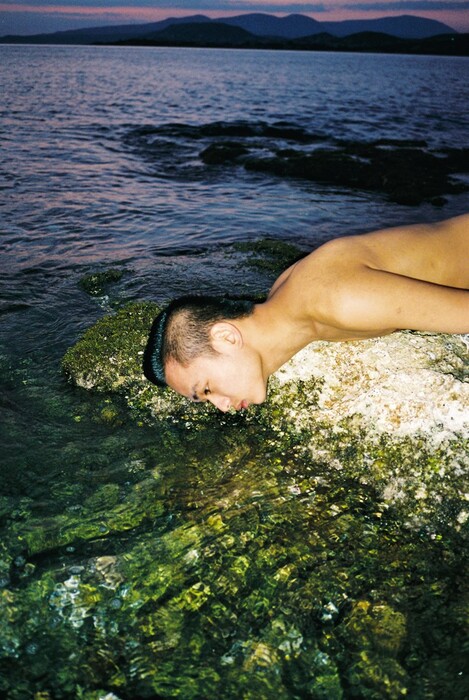 Όταν ο Ren Hang, που πέθανε σήμερα, φωτογράφιζε γυμνά στη φύση της Αθήνας