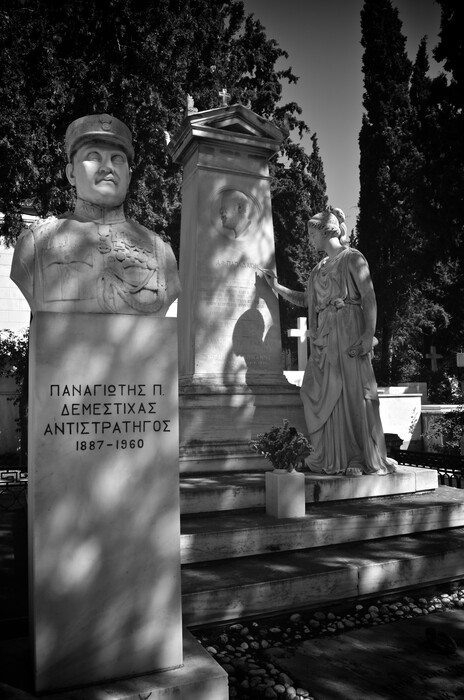 26 φωτογραφίες από μνημεία σπουδαίων Ελλήνων στο Α' Νεκροταφείο Αθηνών