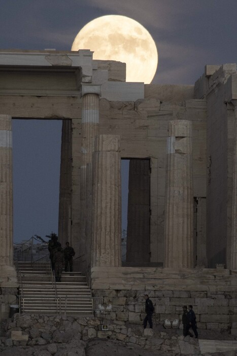 «Super Moon»: Η μεγαλύτερη Πανσέληνος των τελευταίων 70 ετών φωτίζει την Ακρόπολη