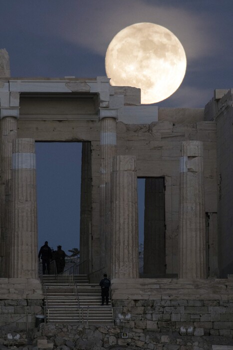 «Super Moon»: Η μεγαλύτερη Πανσέληνος των τελευταίων 70 ετών φωτίζει την Ακρόπολη