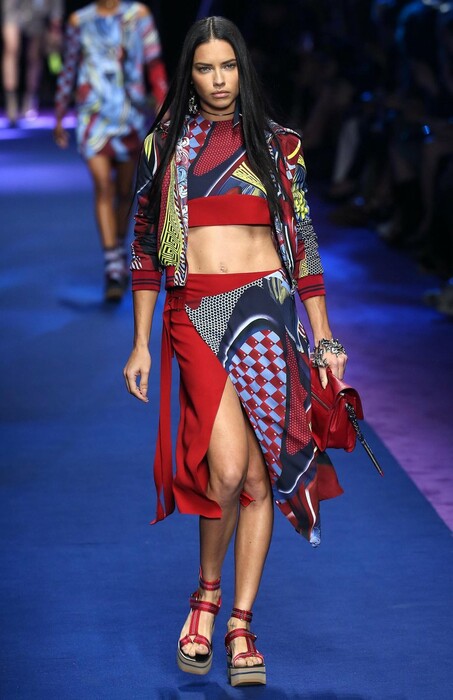 Οι διασημότερες και ομορφότερες γυναίκες της μόδας τώρα, στο catwalk της Donatella Versace