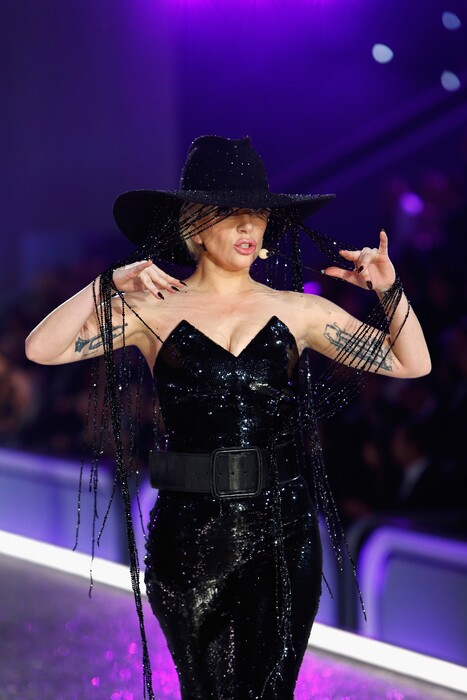 1 εκατ. δολάρια κόστος και 45.700 Swarovski για το καπέλο που φόρεσε η Gaga στο σόου της Victoria's Secret