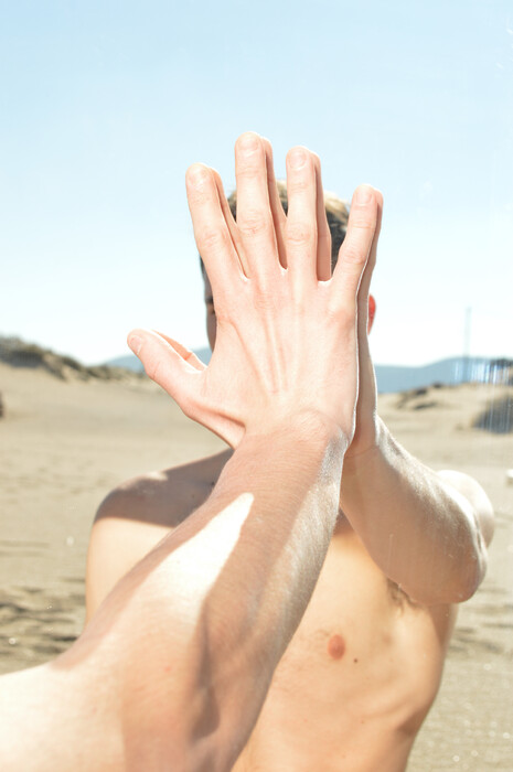 «Μια μέρα στην παραλία» με τις γυμνές φωτογραφίες του Κωστή Φωκά