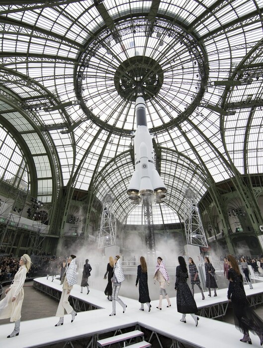 Το σόου του οίκου Chanel στο Παρίσι: Διαστημική υπερπαραγωγή με διάσημα μοντέλα και μεγάλους σταρ στις πρώτες θέσεις