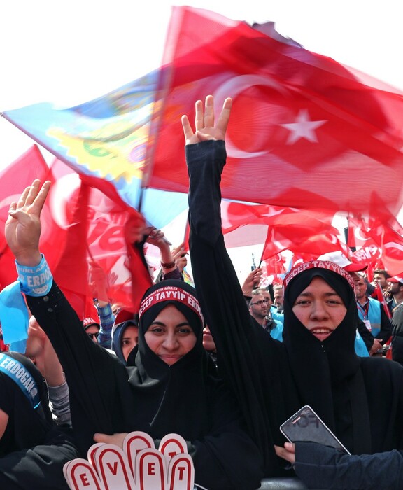 Κωνσταντινούπoλη: Χιλιάδες Τούρκοι αποθέωσαν τον Ερντογάν στην μεγάλη του ομιλία πριν το δημοψήφισμα