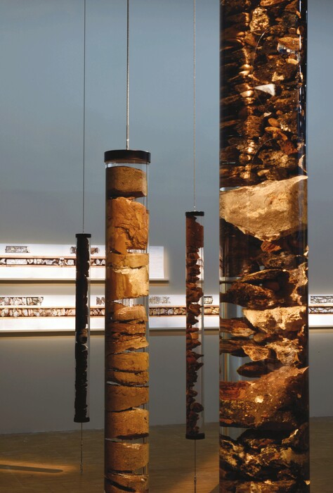 «Unconformities»: όσα ξέρουν το χώμα και οι πέτρες, στην πρώτη έκθεση σύγχρονης τέχνης στο Μουσείο της Ακρόπολης