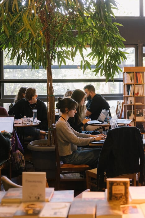 Βιβλιοπωλείο-καφέ «Ζάτοπεκ»: Ένας βασικός λόγο για να πας στην Καλλιθέα