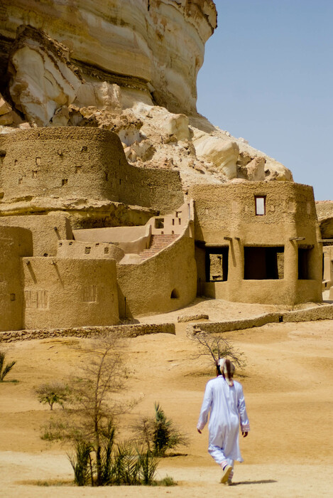 Ένα δεκάωρο ταξίδι μέσα στην έρημο για μια επίσκεψη στο οικολογικό, απόλυτα μίνιμαλ αισθητικής ξενοδοχείο Adrère Amellal στην όαση της Σίβα