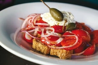 Στην «Ελλούδα» η ελληνική και η κυπριακή κουζίνα μπλέκονται ιδανικά